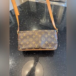 Louis Vuitton Monogram Crossbody Bag- in Great condition - inside like new-